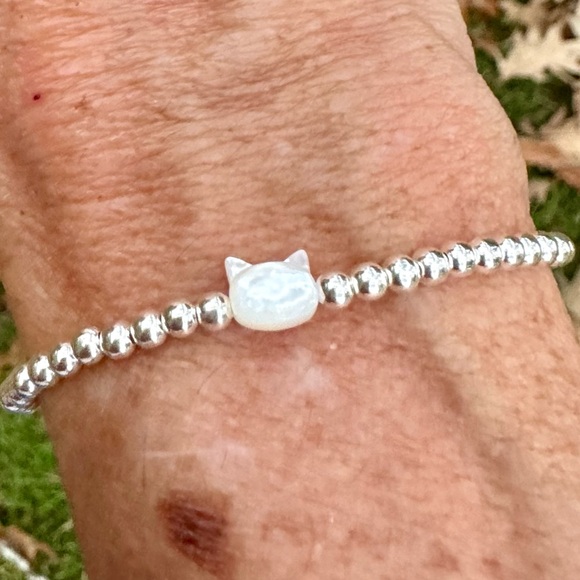 Kitty- Handmade sterling silver stretch mother of pearl kitty bracelet - Picture 8 of 12